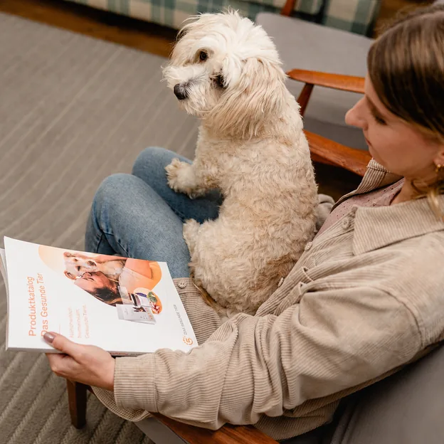 Mensch und Hund mit Produktkatalog