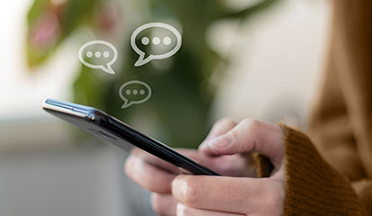 Eine Person tippt etwas auf ihrem Smartphone.