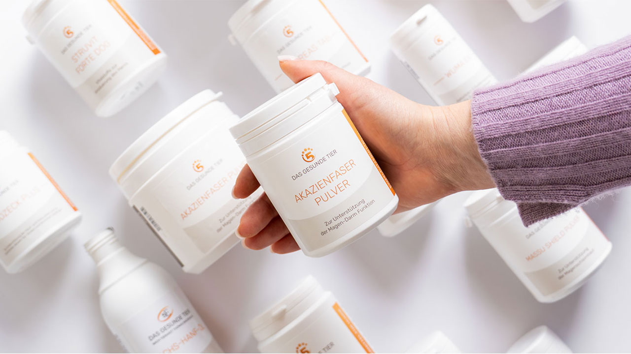 Eine Hand hält eine Dose Akazienfaserpulver