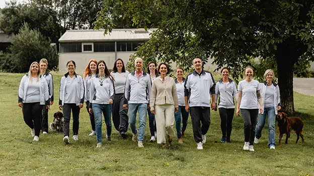 Das Team von Das Gesunde Tier – Tierärzte, Tierheilpraktiker und Ernährungsexperten gemeinsam auf dem Praxisgelände in Thalfang.