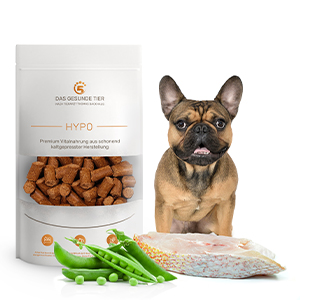 Produktabbildung von kaltgepresstes hypoallergenes Hundefutter HYPO. Davor liegen die Zutaten.