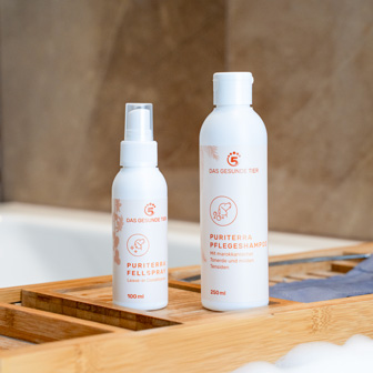 PURITERRA Pflegespray & Shampoo für Hunde von Das Gesunde Tier auf einer Badablage.