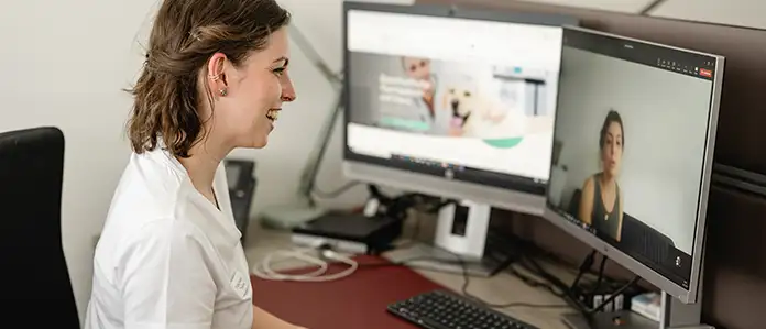 Tierärztin berät online per Videochat zu Tiergesundheit und Ernährung